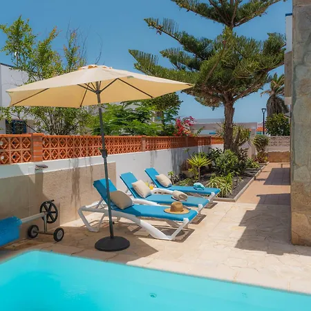 House With The Heated Pool Next To Rocky Point 别墅