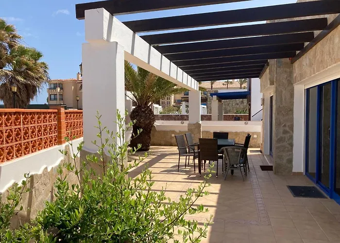 Villa House With The Heated Pool Next To Rocky Point Corralejo